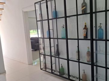 Casa práctica, abierta y luminosa