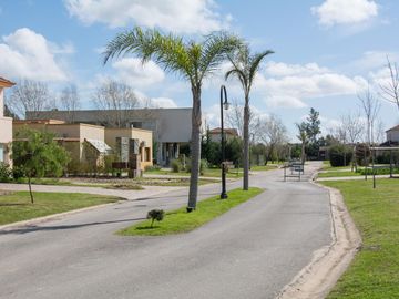 Casa práctica, abierta y luminosa