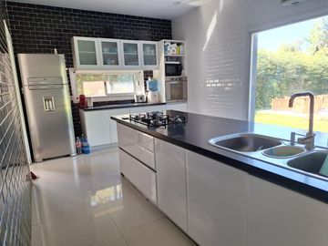 Casa práctica, abierta y luminosa