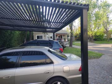 Casa práctica, abierta y luminosa