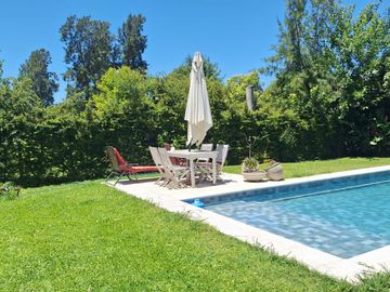 Casa práctica, abierta y luminosa