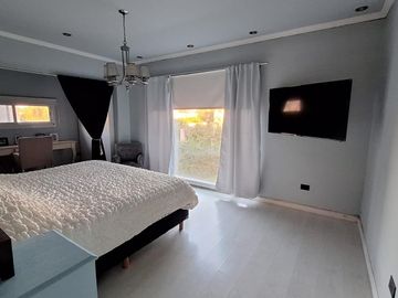 Casa práctica, abierta y luminosa