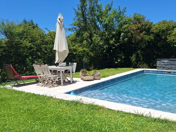 Casa práctica, abierta y luminosa