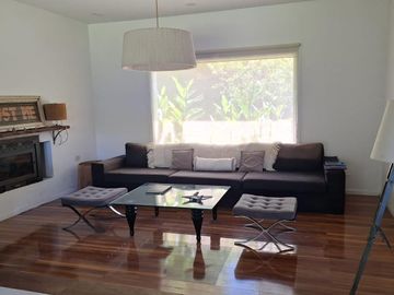 Casa práctica, abierta y luminosa