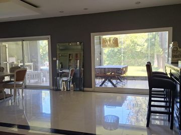 Casa práctica, abierta y luminosa
