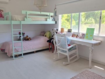 Casa práctica, abierta y luminosa