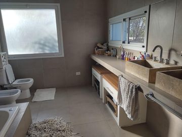 Casa práctica, abierta y luminosa