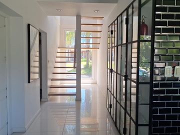 Casa práctica, abierta y luminosa