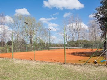 Casa práctica, abierta y luminosa