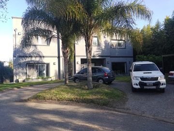 Casa práctica, abierta y luminosa
