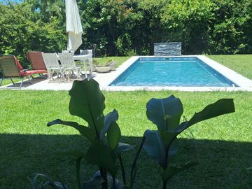 Casa práctica, abierta y luminosa