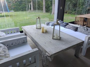 Casa práctica, abierta y luminosa