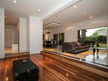 Casa práctica, abierta y luminosa
