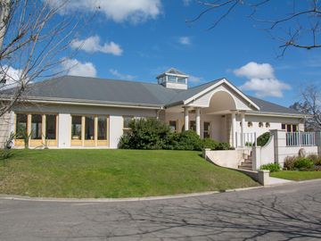 Casa práctica, abierta y luminosa