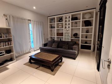 Casa práctica, abierta y luminosa