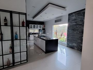 Casa práctica, abierta y luminosa