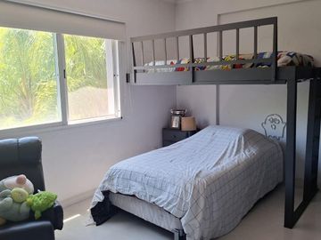 Casa práctica, abierta y luminosa