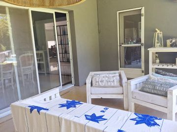 Casa práctica, abierta y luminosa
