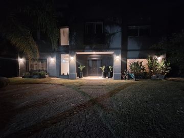 Casa práctica, abierta y luminosa