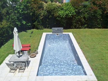 Casa práctica, abierta y luminosa