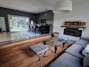 Casa práctica, abierta y luminosa