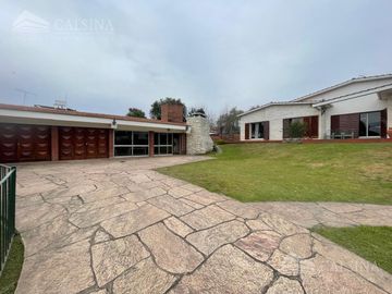 Casa de 4 dormitorios con pileta en Unquillo