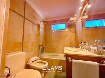 Alquiler 12/24 meses - Semi-Piso 4 ambientes con cochera doble frente al mar Playa Grande