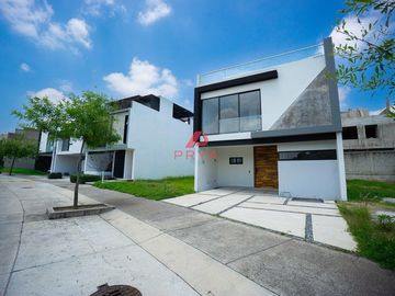 Casa en Venta en Altanza Solares Zapopan con Roof Garden y Recámara en PB