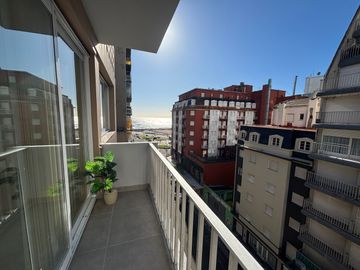 Venta Departamento 3 ambientes con Balcón y Vista lateral al Mar. Punta Iglesia