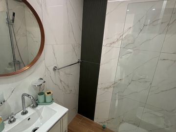 Venta Departamento 3 ambientes con Balcón y Vista lateral al Mar. Punta Iglesia