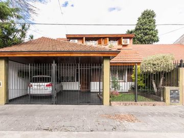 VENTA CASA 5 AMBIENTES COCHERA QUINCHO ADROGUE