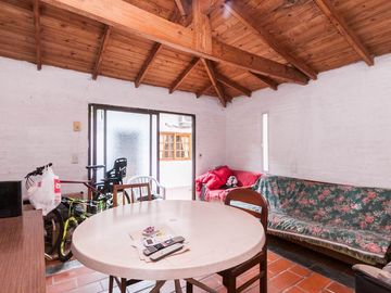 VENTA CASA 5 AMBIENTES COCHERA QUINCHO ADROGUE