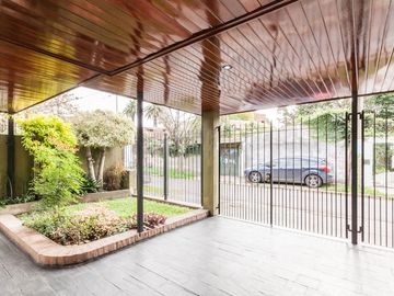 VENTA CASA 5 AMBIENTES COCHERA QUINCHO ADROGUE