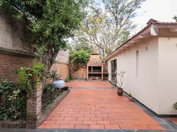 VENTA CASA 5 AMBIENTES COCHERA QUINCHO ADROGUE