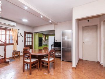 VENTA CASA 5 AMBIENTES COCHERA QUINCHO ADROGUE