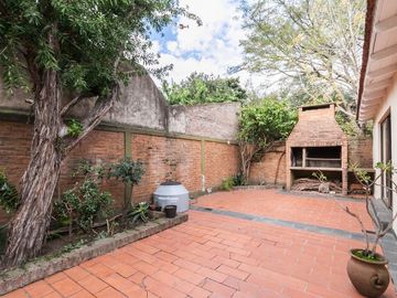 VENTA CASA 5 AMBIENTES COCHERA QUINCHO ADROGUE