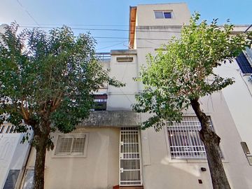 VENTA CASA 4 AMBIENTES EN FLORES APTO CREDITO