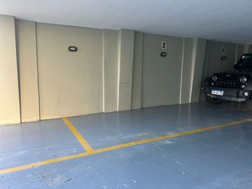 OFICINA EN ALQ .CON COCH. A MTS DE AV. LIBERTADOR