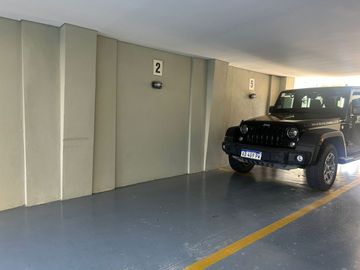OFICINA EN ALQ .CON COCH. A MTS DE AV. LIBERTADOR