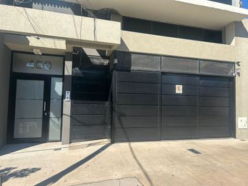 OFICINA EN ALQ .CON COCH. A MTS DE AV. LIBERTADOR