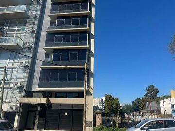 OFICINA EN ALQ .CON COCH. A MTS DE AV. LIBERTADOR