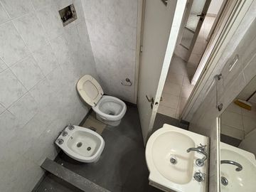 EXCELENTE CASA O 2 PH LISTOS P/HABITAR EN FLORES