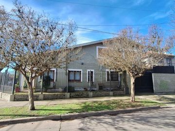 CASA EN VENTA ADROGUÉ QUINCHO Y COCHERA