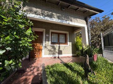 CASA EN VENTA ADROGUÉ QUINCHO Y COCHERA