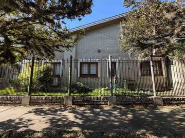 CASA EN VENTA ADROGUÉ QUINCHO Y COCHERA