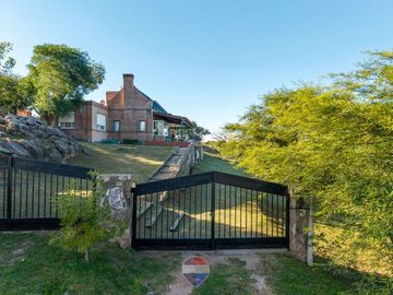 VENTA CASA 3 DORMITORIOS+PILETA FALDA DEL CARMEN