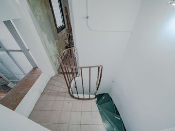 OPORTUNIDAD. 4 ambs en Tercer piso por escalera