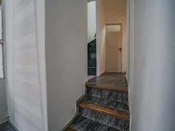 OPORTUNIDAD. 4 ambs en Tercer piso por escalera