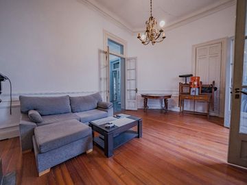 OPORTUNIDAD. 4 ambs en Tercer piso por escalera