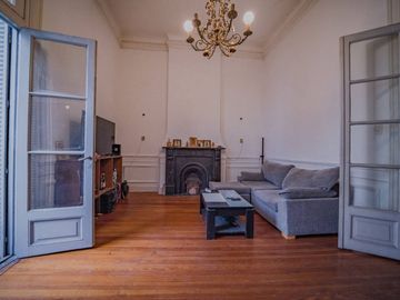 OPORTUNIDAD. 4 ambs en Tercer piso por escalera